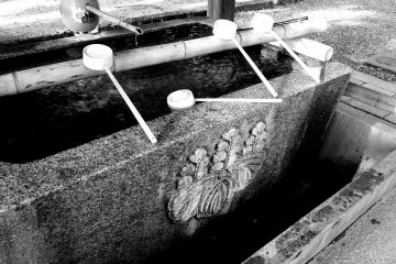 <p>Purification font has Toyotomi Clan's crest, Paulownia of 5-7</p>