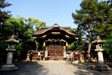 <p>Toyokuni Shrine's main gate, 'Kara-Mon', which is a national treasure and which was moved from Fushimi Castle via Nijo Castle</p>