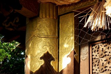 <p>Intricate gold decoration of Kara-Mon, a national treasure. Toyotomi clan's crest, Paulownia of 5-7 can be seen</p>