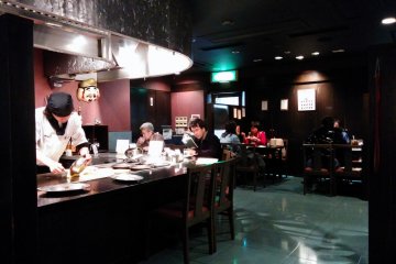 <p>Counter and table seats are available.&nbsp;</p>