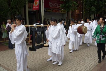 <p>The sounds of gongs and drums are often used in Shinto purification rituals.</p>