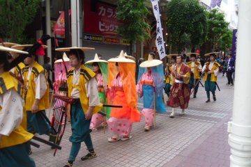 <p>These ladies are wearing mushi no tareginu veils.</p>