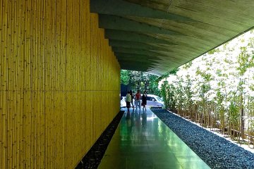 <p>Outside corridor to the entrance</p>