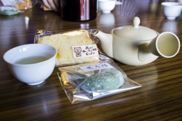 <p>Fragrant tea accompanied with delicious green tea azuki mochi and cake!</p>