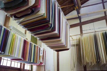 Ribuan jenis kertas washi berjejer di aula belakang