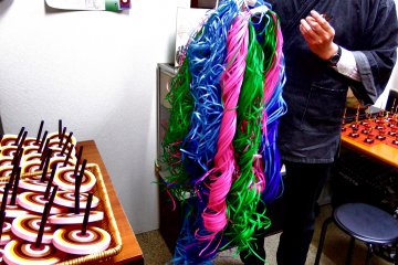 <p>These are colored flat strings made by cotton thread</p>