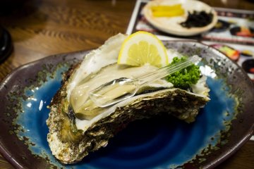Kerang besar ini seharga 1200 Yen sekali makan, tapi sangat lezat.