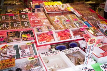 Bagian depan toko yang menjual berbagai macam seafood.