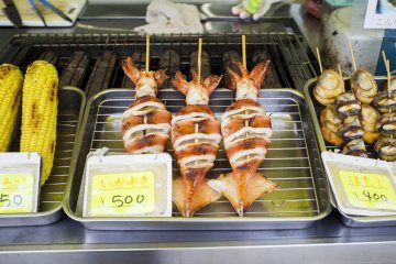 Cumi-cumi bakar segar yang dijual.