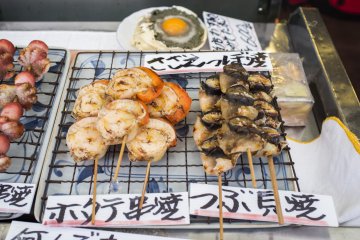 Seafood bakar yang segar di stan makanan.