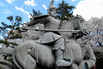 <p>Patung Yuki Hideyasu dalam baju besi samurai</p>