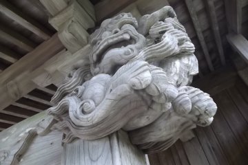 <p>This lion lives at a small roadside temple attached to the fort</p>