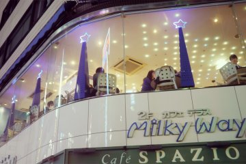 <p>A panoramic window overlooking&nbsp;Ikebukuro</p>