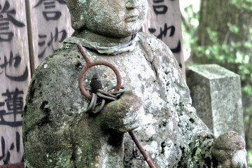 Exploring the Kurodani Cemetery - 2