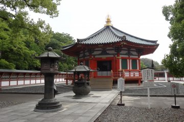 <p>One of the beautiful buildings in the temple grounds</p>