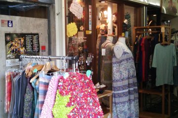 <p>There are several clothes shops.</p>