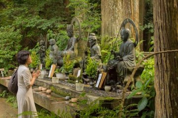 <p>A lady praying in front of the Jizobosatsu statue at the base of Kami-Daigo in Kyoto!</p>
