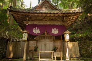 <p>Close-up of the Daigo-Sui (醍醐水) hall. Notice the little tap and a cup. Many people stop here to refill their water bottles with the original spring water that Rigen-Daishi drank a long time ago</p>