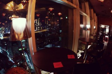 <p>Tables right next to the windows.</p>