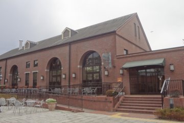 Spring Valley is a beer restaurant inside Kirin Beer Village near Namamugi, a station on the Keihin-Kyuko Line, just 10 minutes from Yokohama