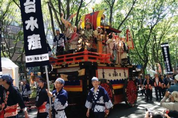 A float rolls past the crowd.