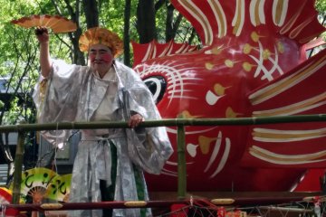 One of the seven lucky gods blesses the spectators.&nbsp;