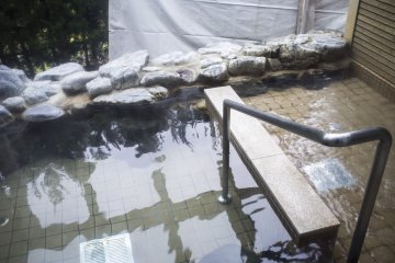 <p>Outdoor onsen area</p>