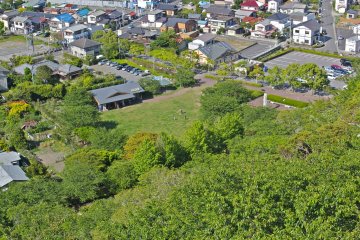 <p>From atop the 66-meter high park, this is the view of the entrance to Shiroyama Park.</p>