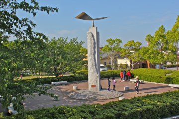 <p>The monument of "Light, Wind and Dreams" was erected in 1985. With Shiroyama's beautiful green background this 7-meter tall granite pillar has a stainless steel bird sculpture on top that moves with the wind.</p>