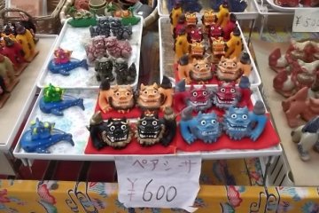 <p>These colorful lion figures make good souvenirs</p>