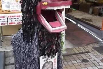 <p>This feller&nbsp;stands outside a restaurant to catch potential customers' eyes</p>