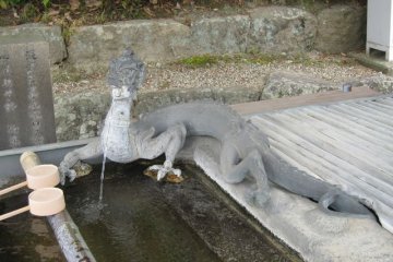 <p>If you enter Horyuji from the Minami-mon (Southern Gate), you can find this Chozuya (fountain used by visitors to "purify" hands before getting inside the temple). There are many&nbsp;chozuya in Horyuji and all are very particular and fascinating!</p>
