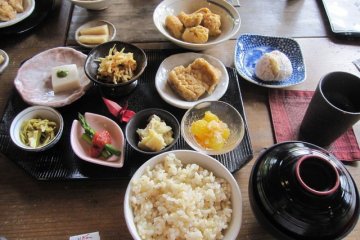 <p>The shojin-ryouri (Buddhist vegan food) found at Horyuji is amazingly delicious and satisfying!</p>