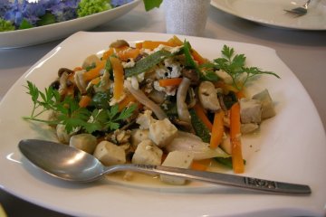 <p>Koya-dofu (frozen-dried&nbsp;tofu) dish prepared with students. A bit "westernized", but still with balanced yin-yang properties and suitable for vegans, coeliacs, and for those with dairy intolerances.&nbsp;The koya-dofu that you can buy in areas where shojin-ryouri is popular tastes quite differently from the one you find at supermarkets, really worth trying!</p>