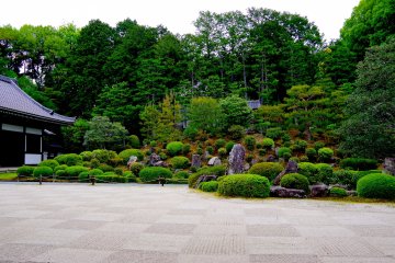<p>Beautiful courtyard garden in front of Kaizan-do Hall</p>