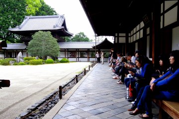 <p>You can sit on the wooden-floored space facing the garden</p>