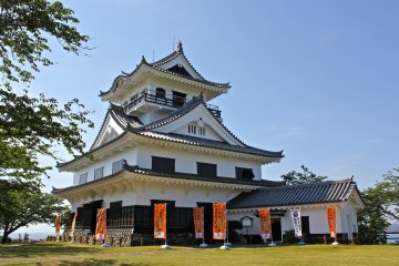 <p>Tateyama&nbsp;Castle, also known as Hakkenden Museum, is&nbsp;modeled after a castle of the Tenshou period (1573-1592). It is composed of a main turret with a large roof supported by a horizontal beam capped off by a small watchtower.</p>
