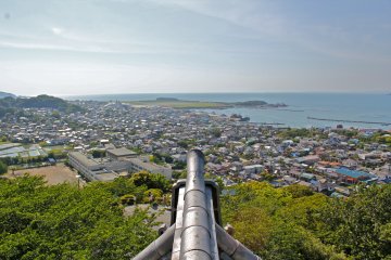 <p>Taken from the West side of the watch tower, enjoy the wonderful views of Tateyama Bay, Pacific Ocean and city scape.</p>