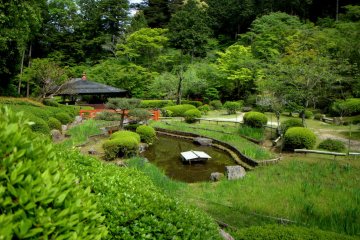 Pemandangan taman dilihat dari tempat tinggi