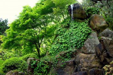 Air terjun kecil yang berbatu
