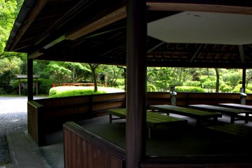 Gazebo dari kayu tampak sederhana dengan pemandangan ke penjuru arah