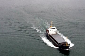 Melihat kapal-kapal yang ada di bawah itu mengasyikkan