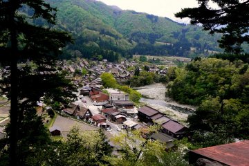 <p>Pemandangan kota Shirakawago.</p>