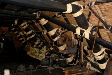 <p>Ini adalah bentuk atap rumah jerami dilihat dari dalam.</p>