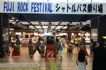 <p>La troupe de taiko locale divertit les visiteurs &agrave; leur arriv&eacute;e &agrave; la gare d'Echigo-Yuzawa</p>