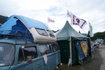<p>Des sous-v&ecirc;tements &eacute;tendus sur le c&ocirc;t&eacute; d'un van</p>
