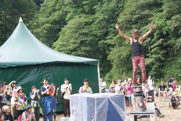 <p>Les artistes divertissent la foule</p>