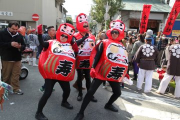 A pack of daruma dolls