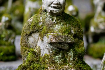 <p>De vieilles statues de Kannon recouvertes de mousse</p>