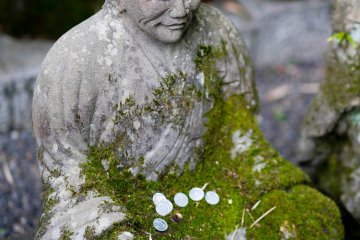 <p>Les p&egrave;lerins d&eacute;posent des offrandes sur les statues</p>